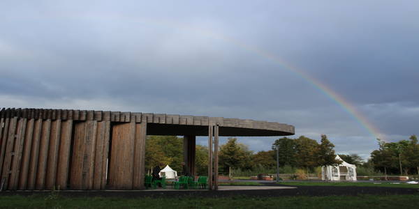Kirchenpavillon mit Regenbogen